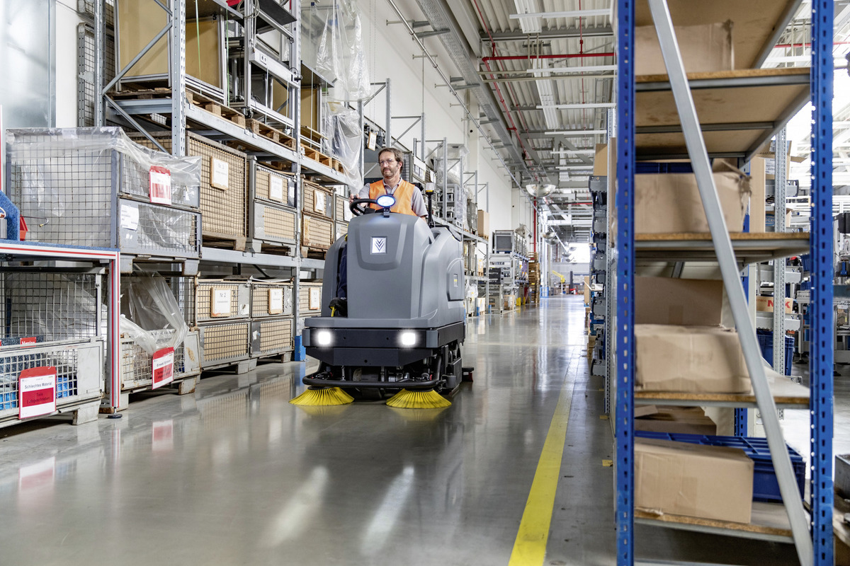 B 260 R I Ride On Scrubber in warehouse industry