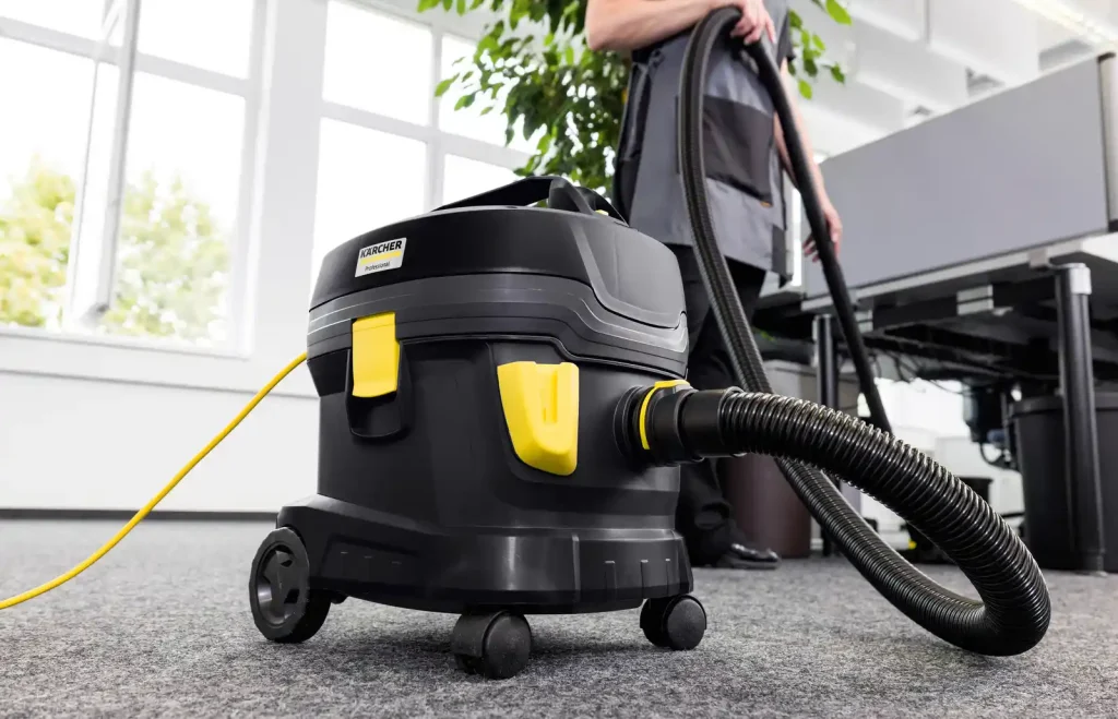 Upright or canister vacuum cleaner for commercial cleaning